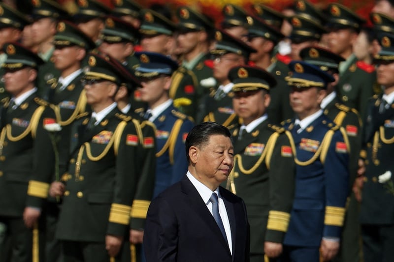 2023年9月30日,中国国家主席习近平抵达中国北京天安门广场人民英雄纪念碑参加烈士纪念仪式。(路透社)