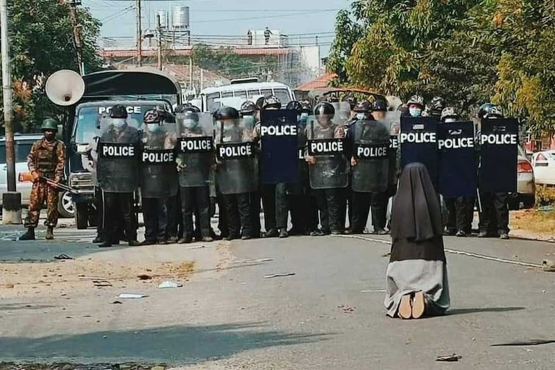 /english/multimedia/police-shooting-at-protesters-gallery-02282021224916.html/007.jpg