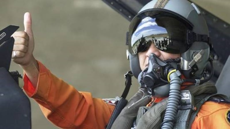 美国总统特朗普8月18日批准售台66架F-16V型战机。图为台湾飞行员即将登上F-16战机的画面。(Patrick Lin/AFP via Getty Images)