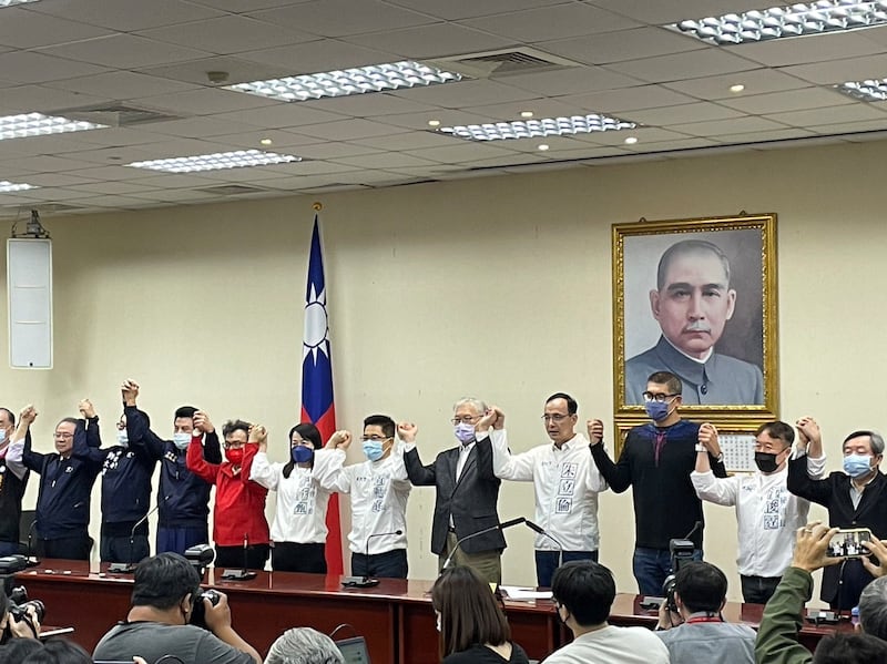 国民党主席朱立伦在国民党部率党内同志迎接胜选。(记者陈子非摄)