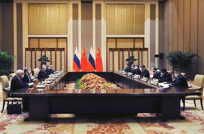 2022 年2 月4 日,中国国家主席习近平(右四)和俄罗斯总统普京(左四)在中国北京举行会谈。(美联社)