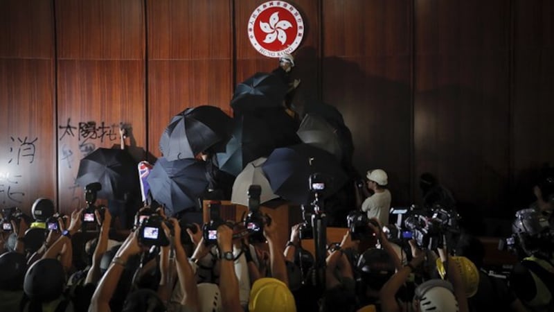 香港民阵发起的“七一”游行后,逾百名示威者当晚一度占领立法会。(美联社)