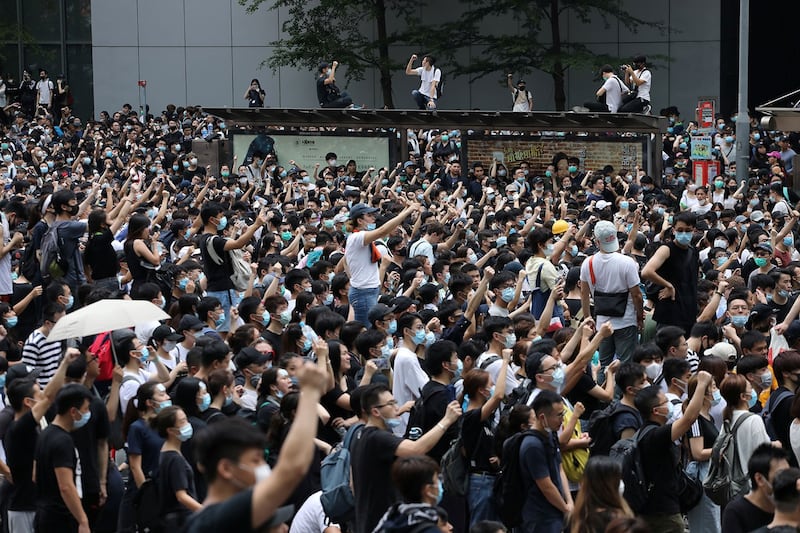 2019年6月12日,大批香港市民在立法会外反《逃犯条例》。(路透社)
