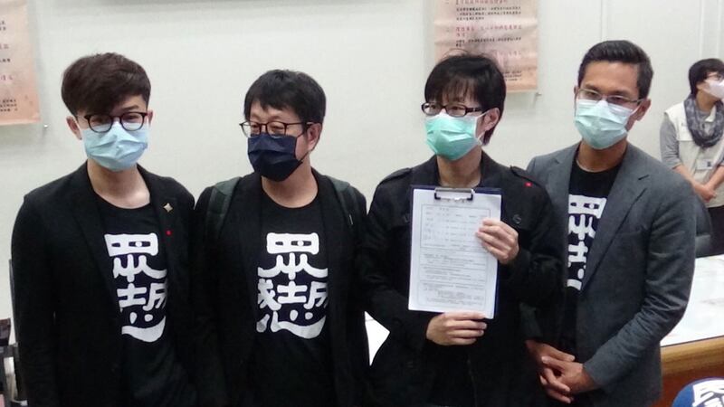 “罢韩四君子”赴监察院递交检举书。(记者夏小华摄)