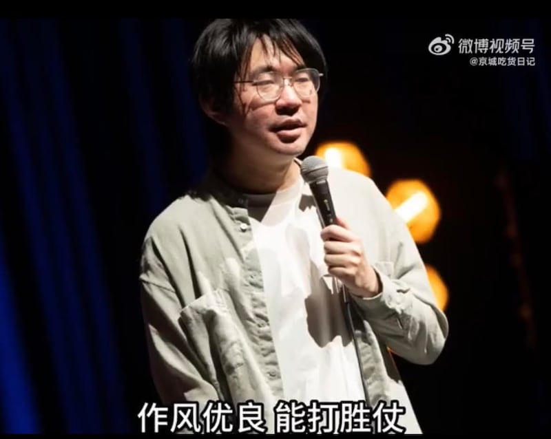 喜剧演员HOUSE在舞台上说他的两条“野狗”追松鼠,联想到"能打胜仗,作风优良",惹上大祸。(微博/古亭提供)