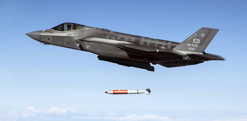 미군 F-35 전투기가 전술핵폭탄 B61 투하 훈련을 진행하고 있는 모습.