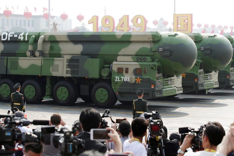 在庆祝中华人民共和国成立70周年的国庆阅兵式上，载有东风-41洲际战略核导弹的军车驶过天安门广场。（路透社资料图片）