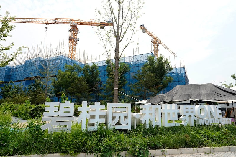 碧桂园公司在北京外围地区兴建当中的一处住宅楼工地。在中国房市下滑的背景下,由“国家队”收购,或许有助于稳定房价。(美联社图片)