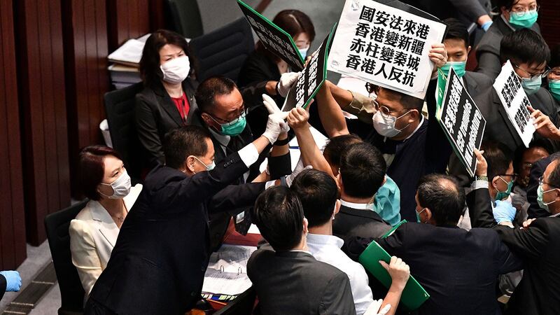 2020年5月22日,香港立法会泛民主派议员在内务委员会的一个会议期间举牌抗议北京强推“港版国安法”,他们被保安阻拦。(法新社)