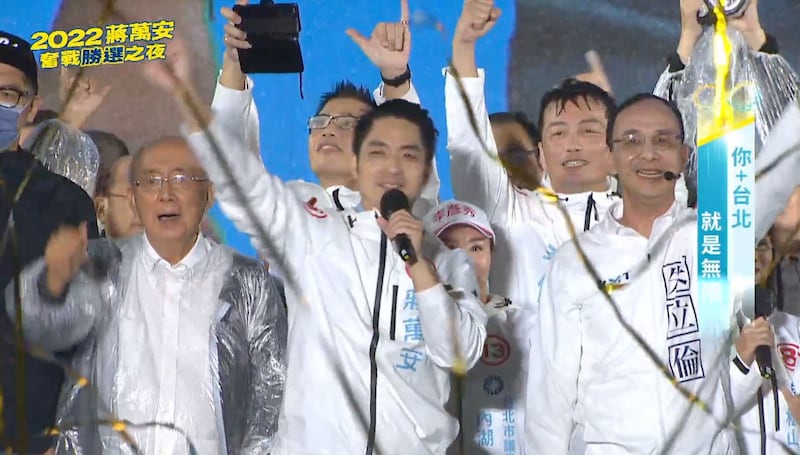 国民党籍台北市长候选人蒋万安选前之夜,右为国民党主席朱立伦(右)、荣誉主席吴伯雄(左)。(蒋万安竞办直播)