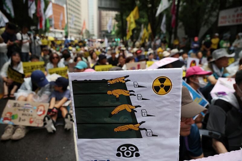 韩国活动人士在日本政府宣布将福岛电站核处理水排放入海计划时,聚集在首尔中心表示抗议。(路透社资料图片)