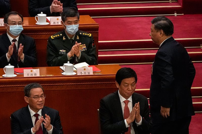 新当选的中国国防部长李尚福(左上二)与国家主席习近平(右)2023年3月13日在全国人民代表大会闭幕会上(美联社)