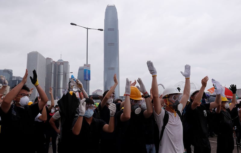 2019年6月12日,大批香港市民在立法会外反《逃犯条例》。(路透社)