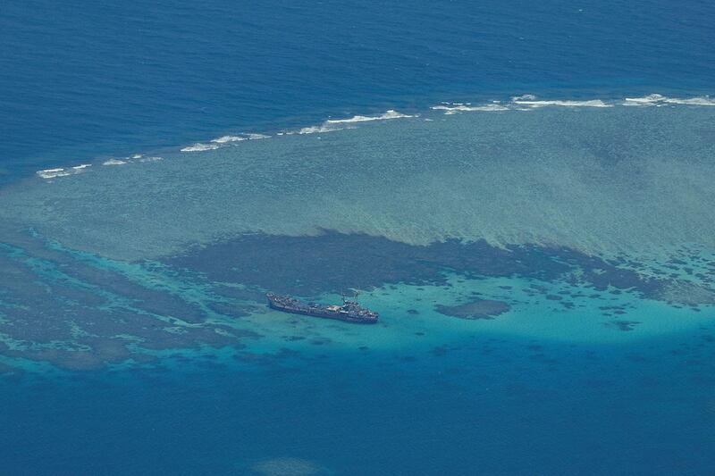 图为在南沙群岛有争议的第二托马斯浅滩搁浅的菲律宾海军BRP Sierra Madre号。菲律宾持续向其补给,但中国海警则对其进行阻拦。(路透社图片)