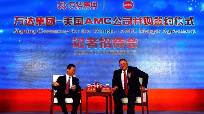 中国民企投资美国风险大增。图为,2012年5月21日,在北京举行正式签字仪式之后媒体发布会前, AMC 公司首席执行官兼总裁Gerry Lopez(右)坐在万达集团总裁王建林旁边。(路透社图片)