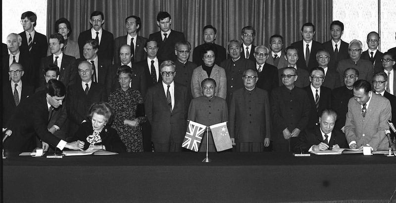 1984年12月19日,中国总理赵紫阳和英国首相撒切尔夫人共同签署《中英联合声明》。 (美联社)