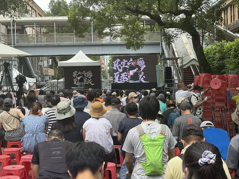 “民主台湾,夏季学校”在台湾的国会外同步开讲。(记者 黄春梅摄)