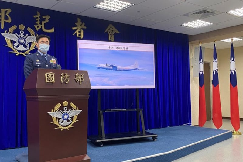 台湾国防部10日晚间临时召开记者会,谴责解放军接连两天在台湾西南防空识别区进行作战演习,构成严重挑衅。(路透社)