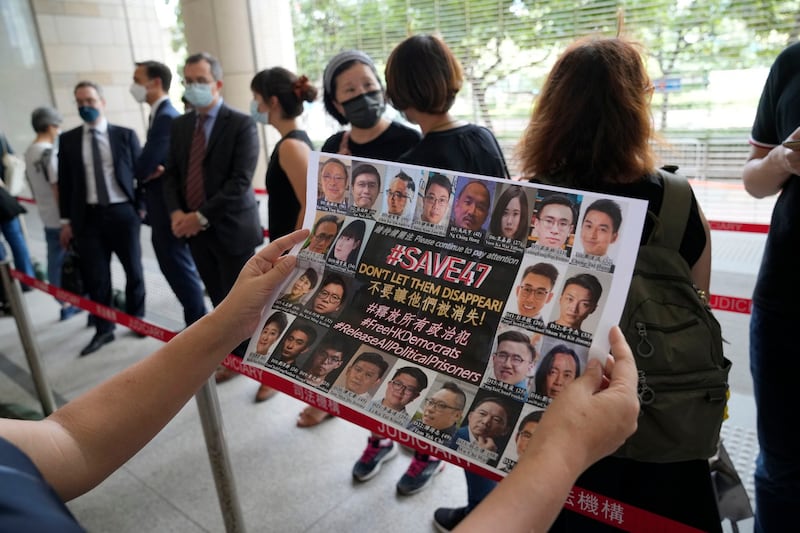 2021年7月8日,支持者在香港法院外声援 47 名民主派人士。(美联社)