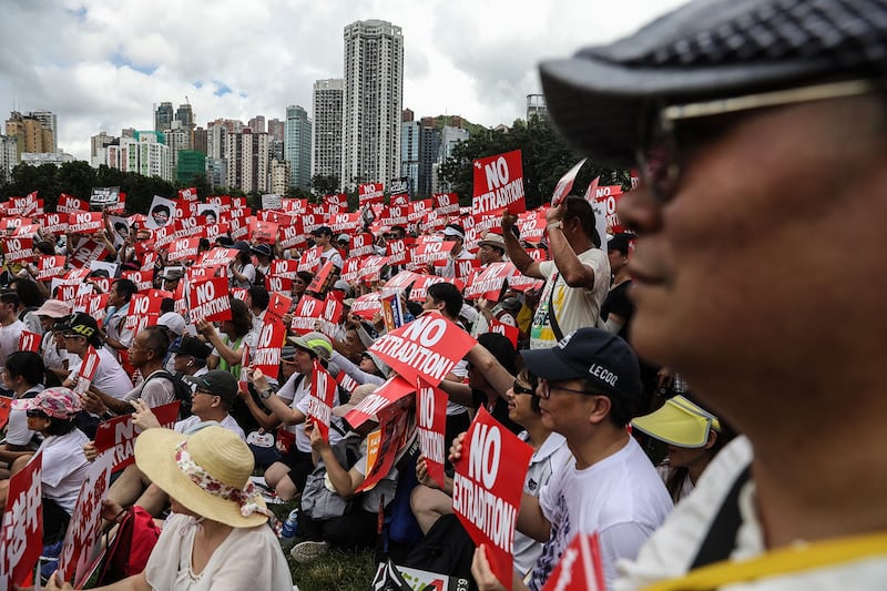 2019年6月9日,香港百万人游行反对特区政府修订《逃犯条例》,示威群众手持着“不要引渡”口号。(法新社)