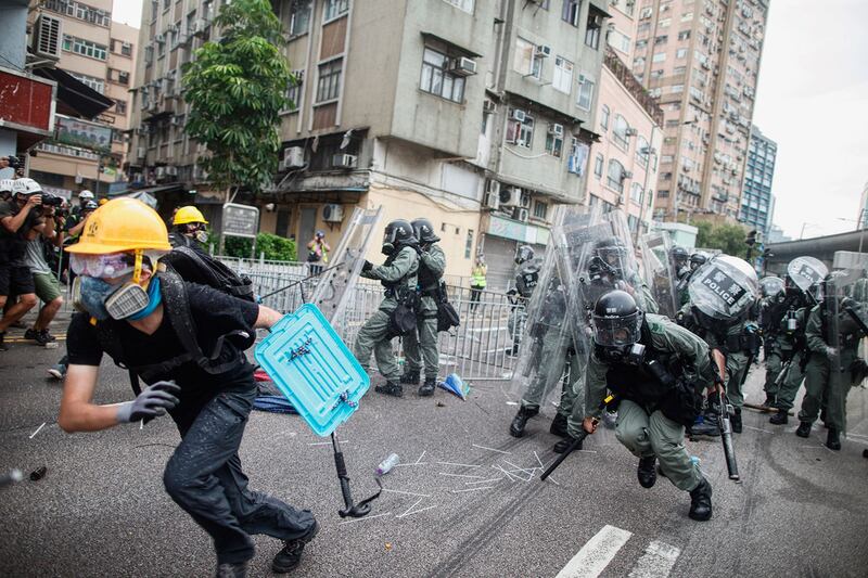 2019年7月27日,香港元朗游行警察示威者再爆冲突,图为一名示威者在元朗区逃离警方的袭击。(美联社)