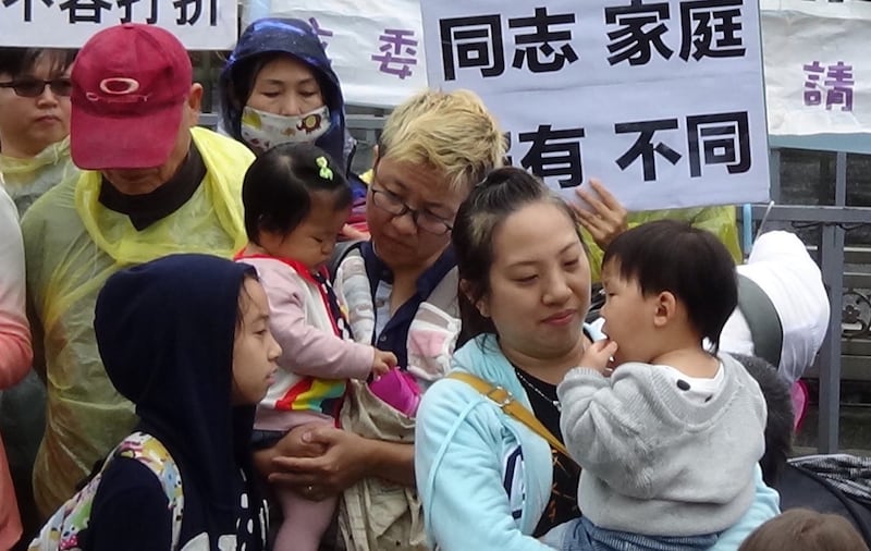 同志家庭为孩子争取双亲权。(记者夏小华摄)