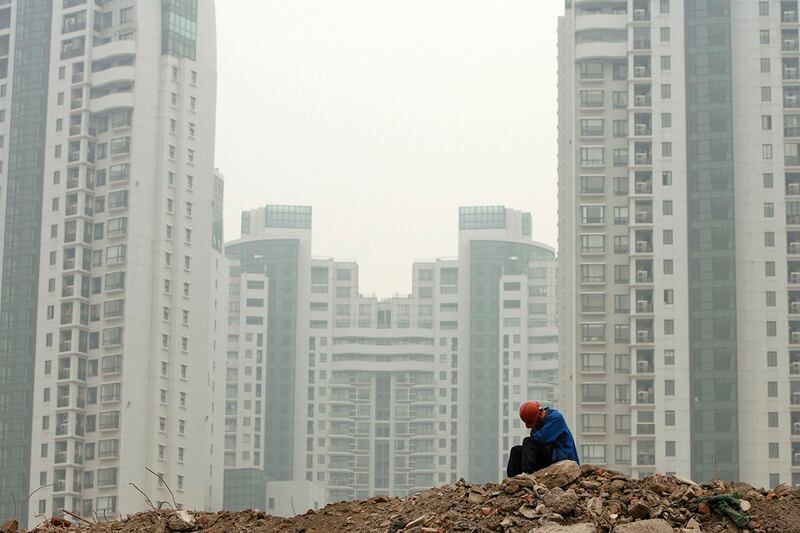 图为上海的一处住房建筑工地。中国人民银行行长潘功胜最近宣布,将降低存量房贷利率和统一房贷最低首付比例,引导商业银行将存量房贷利率降至新发放房贷利率附近。(路透社资料图片)