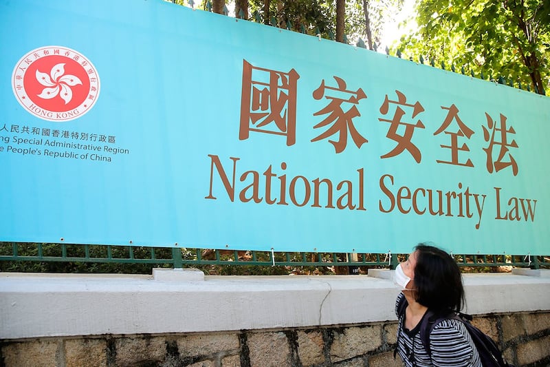 香港街头的国安法海报 (美联社)
