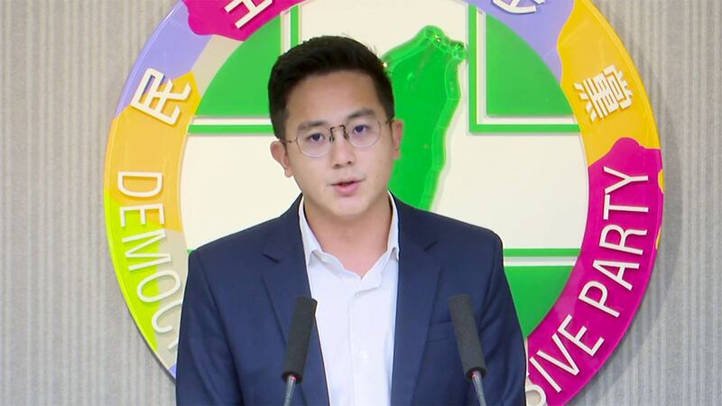 民进党发言人廖泰祥转述3日中常会定调:对罢韩案,呼吁市民行使公民权。(民进党脸书截图)