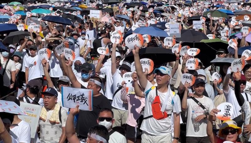 距离2024年1月13日台湾的总统大选只剩不到6个月,上万名民众在7月16日以"公平正义救台湾”为号召的集会,吸引群众在高温天气参与。(记者李宗翰摄)