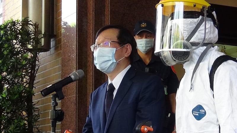 中央防疫指挥中心发言人庄人祥(左)26日赴立法院督导防疫准备工作,他表示,对捷克团比对美国卫生部长阿扎率领的美国团、前首相森喜朗率领的日本团访台,防疫规格更严。(记者夏小华摄)