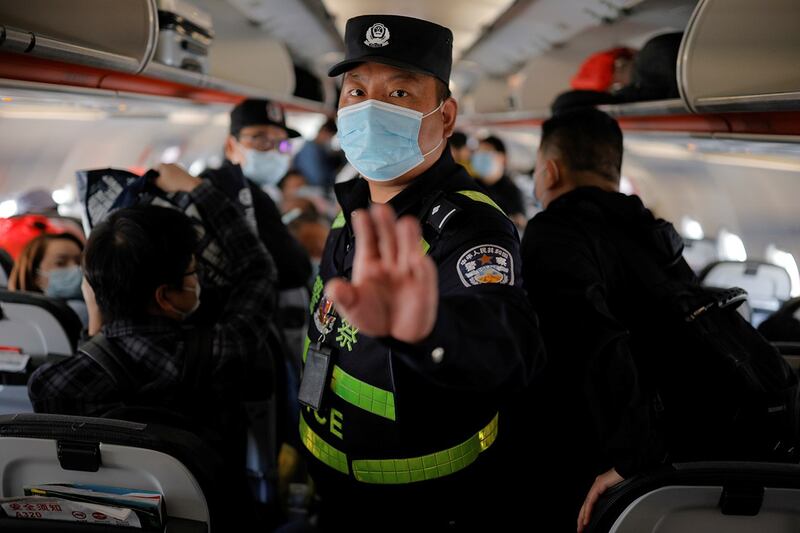 2021年5月5日,中国新疆乌鲁木齐机场,一名警察在所有乘客之前命令路透社记者下机,没有任何解释。(路透社图片)