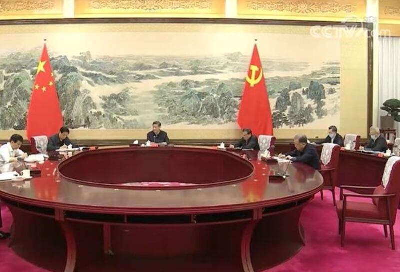 图为中共中央召开的一次政治局会议。2024年9月26日,中共中央政治局召开会议,习近平部署下一步经济工作。(视频截图/CCTV)