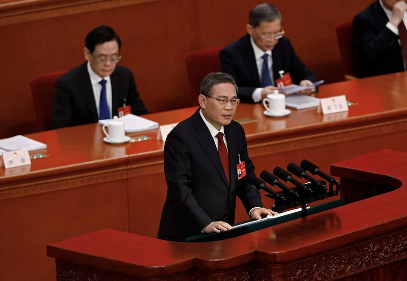 由中国国务院总理李强在全国人大会议上宣读的2024年度《政府工作报告》取消了有关"和平统一"的表述,却增加了"反对外来干涉"等内容。(路透社图片)