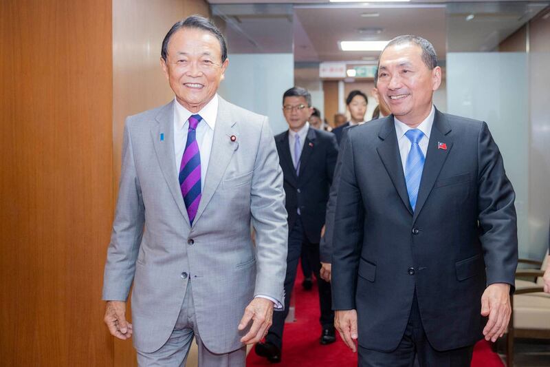 国民党籍总统参选人侯友宜日前赴日访问,与现任自民党副总裁麻生太郎会面。(图源:侯友宜脸书)