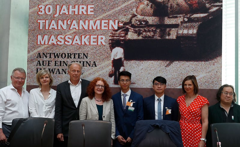 2019年6月4日,获德国难民庇护的2名“港独”组织成员黄台仰(左五)和李东升(右三)在在柏林国会大楼出席绿党举行的“六四”三十周年研讨会。(法新社)