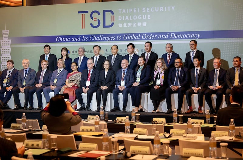 台湾的总统蔡英文8日出席 “2023台北安全对话”,和与会者合影。(台湾总统府提供)