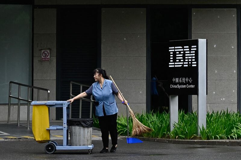 2024年8月26日,一名清洁工在北京IBM中国系统中心大楼外。(法新社)