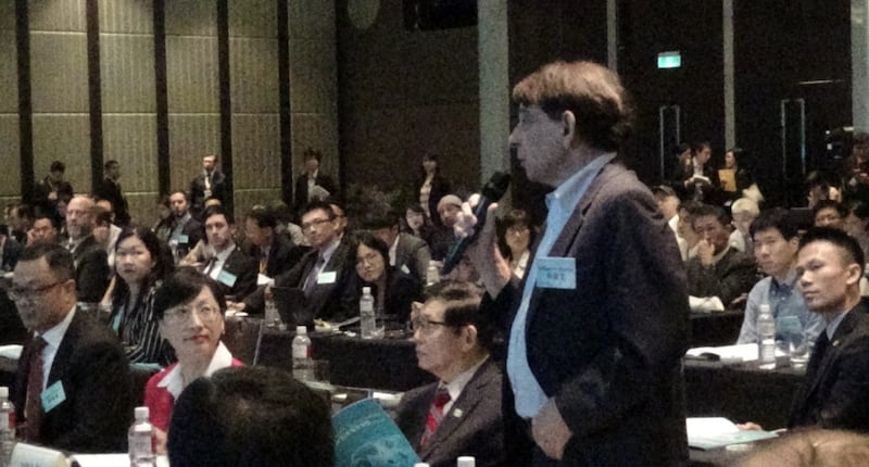 前AIT台北处长司徒文,向台上的前澳大利亚国防部长派恩提问。(记者夏小华摄)