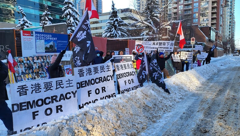 尽管顶着风雪，但仍有不少卡尔加里民众走上街头声援香港。 (卡尔加里香港之友提供)