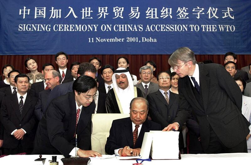 2001年11月11日,时任中国外经贸部部长石广生在卡塔尔首都多哈代表中国政府在中国加入世贸组织的议定书上签字。(法新社)