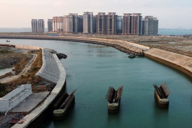 2022年1月7日拍摄,恒大集团在中国海南省人工岛屿海花岛上建造的39座高层住宅楼,当局已下令拆除。(路透社)