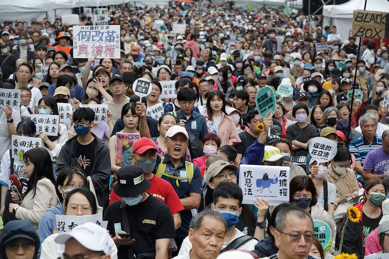 2024年5月28日,台湾民众聚集在台北的立法院外表达自己的政治意愿。(美联社)