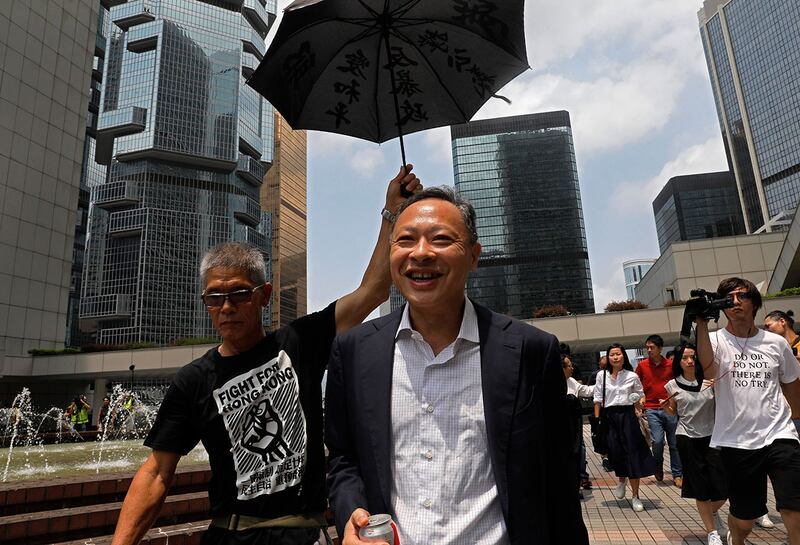 资料照:2019年8月15日,戴耀廷(中)离开香港高等法院。(美联社)