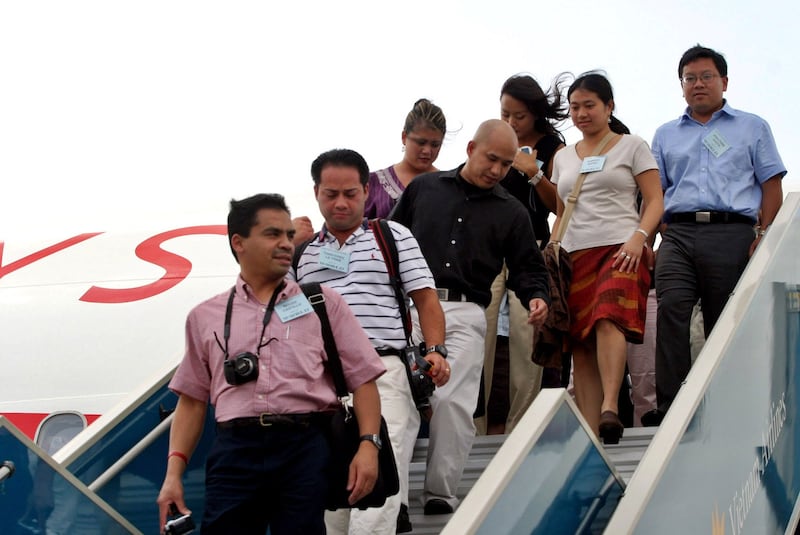 2005-06-15T000000Z_43599118_RP6DRNATHCAA_RTRMADP_3_US-VIETNAM-BABYLIFT.JPG