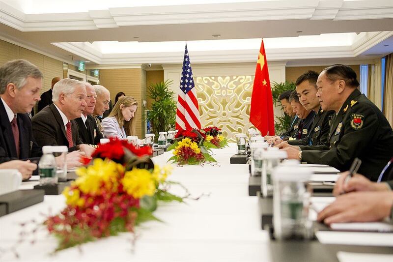 2011年6月,时任美国国防部长的盖兹(Robert Gates/图左)与当时的中国防长梁光烈(图右)在新加坡香格里拉对话举行会谈。(US Dept. of Defense)