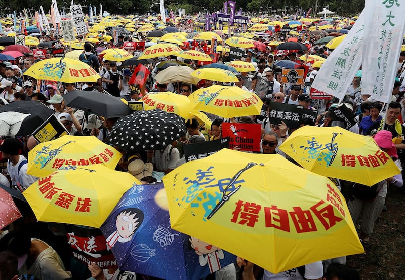 2019年6月9日,香港民间人权阵线举行反对修订《逃犯条例》的大游行,示威群众要求当局废除拟议中的把犯人引渡到中国的法案。示威者手持黄色遮阳伞,这是占领中环运动的象征。(路透社)
