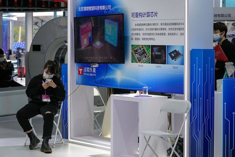 2021 年 9 月 26 日,中国北京国际科技产业博览会上,展示北京清微智能科技有限公司开发的芯片。(美联社)