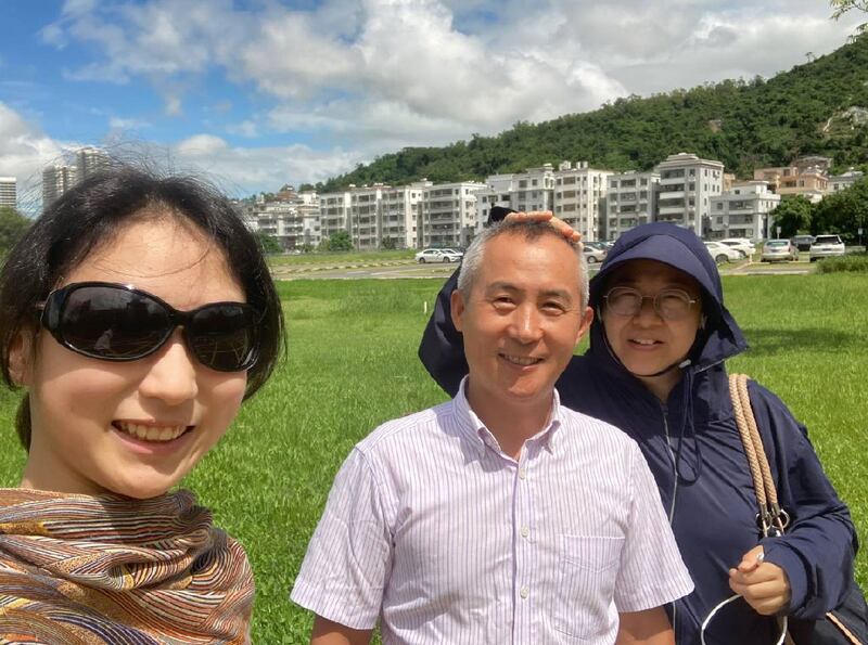 律师李和平和妻子王峭岭和女儿(左)合影。(王峭岭独家提供,拍摄日期不详)