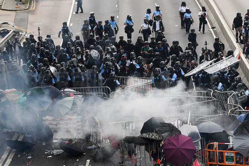 2019年6月12日,香港立法会外防暴警察对示威者发射催泪弹。(法新社)